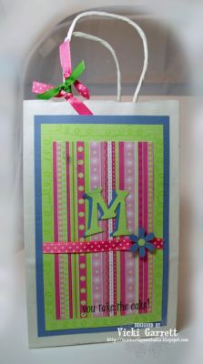 Matching Goodie Bag
I used the swirly stamp along the edges on the green part of the bag, as well as the sentiment
Keywords: cake2build