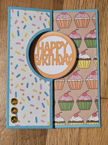 Keywords: April 2024 Card Kit, circle flip-it, triple circle flip-it, cupcakes, birthday